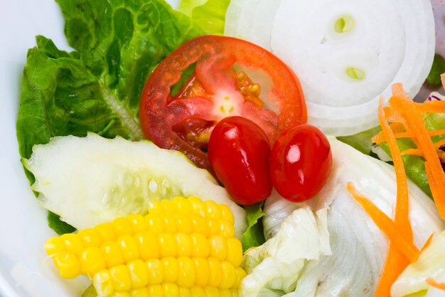 Close up auf eine Schüssel mit gemischten Salat