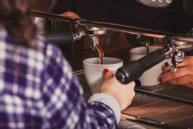 Close-up Barista Mahlen von Kaffee für aromatisierten Espresso