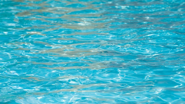 Close-up bela superfície de água azul e movimento, foco seletivo superfície da água na piscina