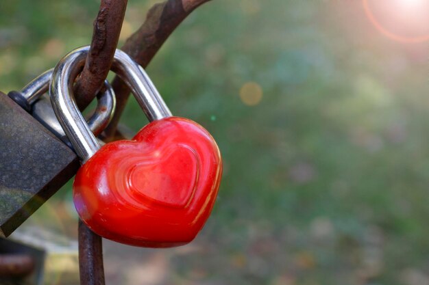 Close up de un bloqueo de amor en forma de corazón rojo colgado en un puente Día de San Valentín y concepto de amor