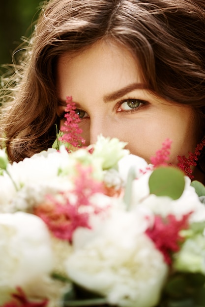 Close-up bonito jovem atrás de flores