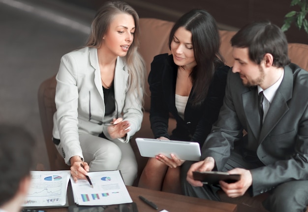 Close up.Business-Frau und Business-Team diskutieren Finanzbericht.