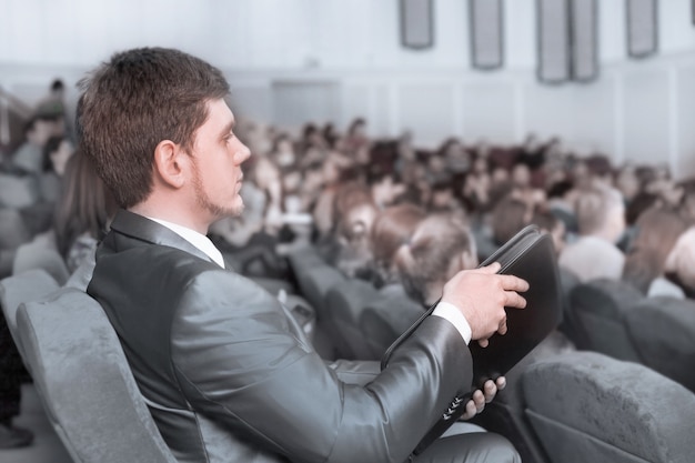 Close up.businessman Hören des Sprechers im Konferenzraum. Wirtschaft und Bildung