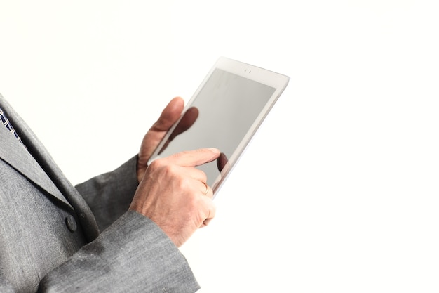 Close up.businessman señalar con el dedo a la pantalla de la tableta digital. aislado sobre fondo blanco.