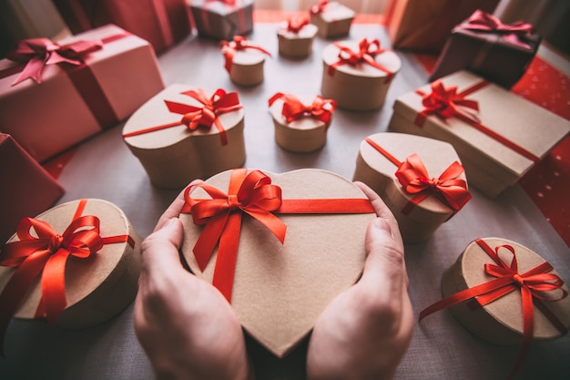 Close-up de cajas de regalo rojas