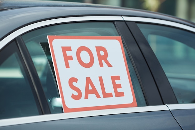 Close-up de cartel para la venta en la ventana del coche