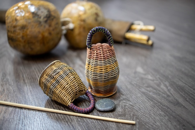 Close-up, caxixi, dobrao, berimbau, madeira, chão