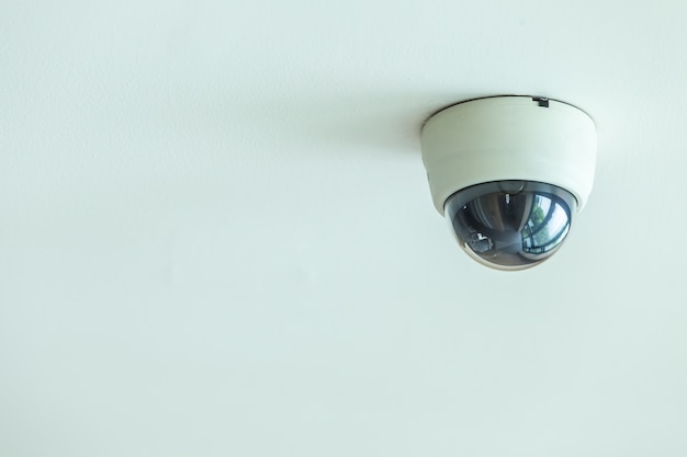 Close up CCTV-System an der Decke im Hotelkorridor installiert