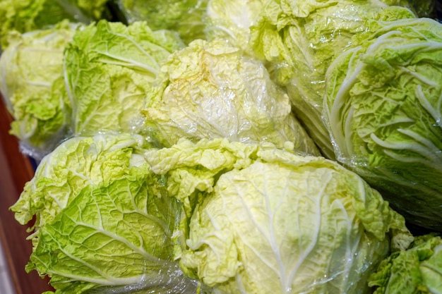 Close-up de col de Pekín fresca en el mercado