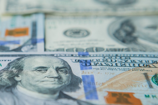 Close-up colorido de dinheiro. Detalhes de notas de notas em moeda nacional americana