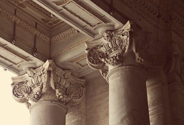 Close-up de columnas corintias de la Basílica de San Pedro en el Vaticano, Roma, Italia