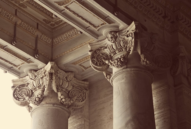 Close-up de columnas corintias de la Basílica de San Pedro en el Vaticano, Roma, Italia