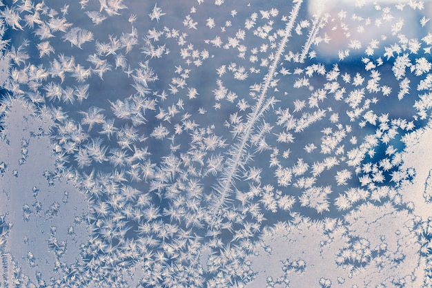 Close up com cristais brilhantes, fundo do vidro geado do inverno. Geada na janela