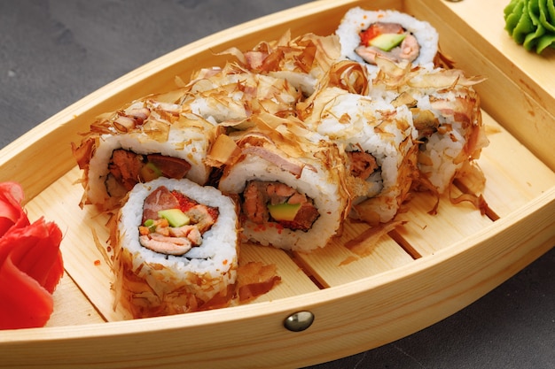 Close-up com um delicioso rolo de sushi japonês no prato