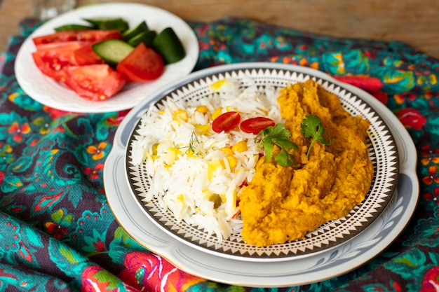 Foto close-up comida india con arroz y tomates