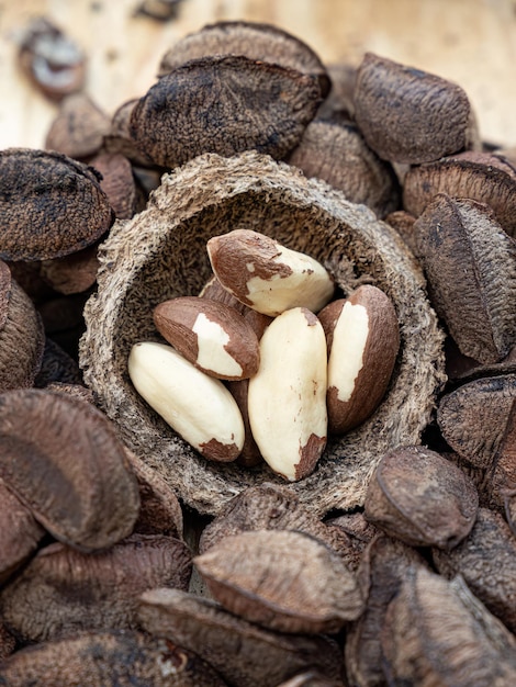 Foto close-up composição de castanhas do brasil em uma placa