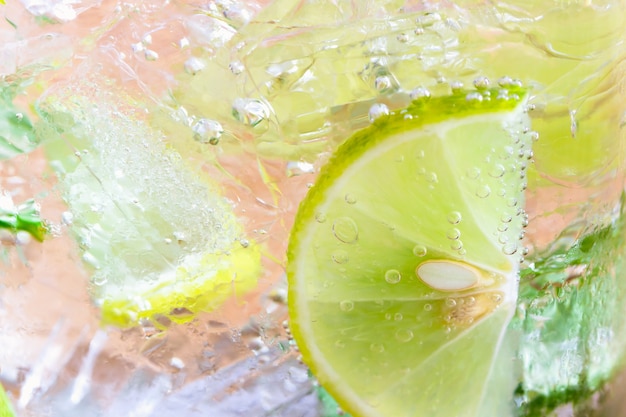 Foto close-up conceito no pedaço de limão ou limão na limonada ou mojito para papel de parede