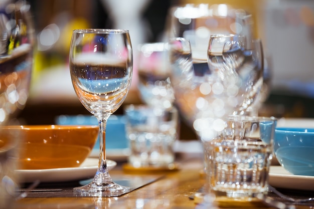 Close-up copos de vinho vazios na mesa de madeira.