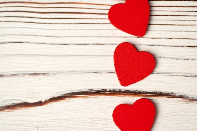 Close-up corações de papel vermelho na madeira