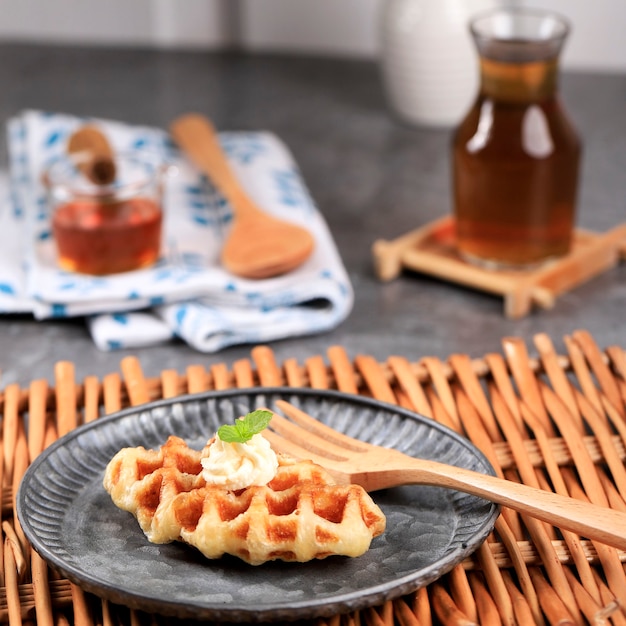 Close Up Croissant Waffel (Croffle) mit Frischkäse an der Spitze