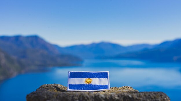 Foto close-up da água contra o céu azul