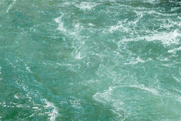 Close-up da água do rio azul claro Fluxo do rio