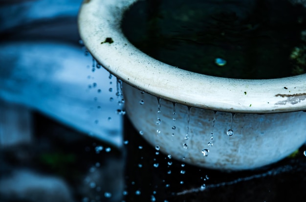 Foto close-up da água pingando da chaminé durante a monção