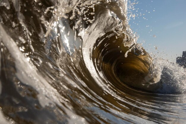 Foto close-up da água salpicando as ondas