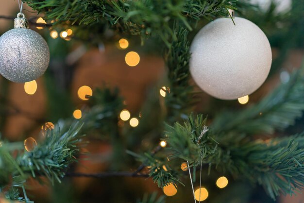 Close-up da árvore de Natal com decoração de bolas, estrelas e luzes de Natal