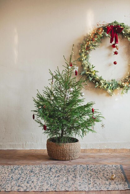 Foto close-up da árvore de natal contra a parede em casa