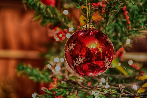 Close-up da árvore de Natal contra um fundo desfocado