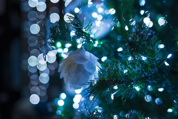 Foto close-up da árvore de natal decorada com férias estelares, véspera de ano novo e celebração de natal