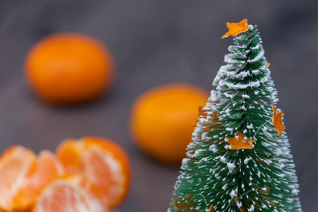 Close up da árvore de Natal decorativa ou do abeto com madarin, frutos do citrino.