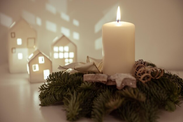 Close-up da árvore de Natal iluminada em casa