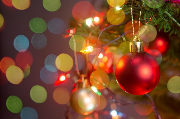 Close-up da árvore de Natal iluminada
