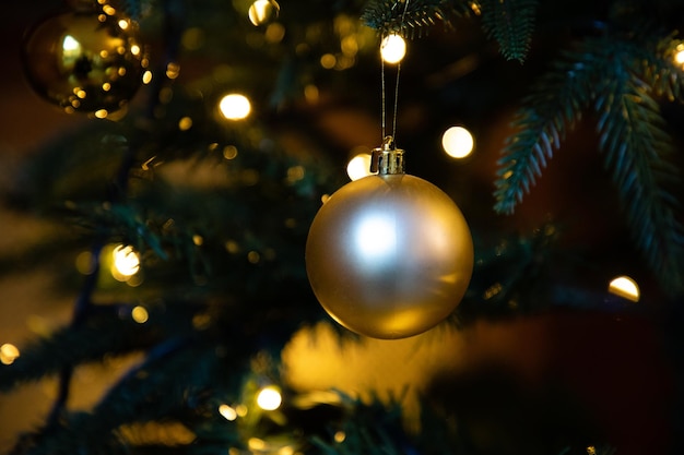 Foto close-up da árvore de natal iluminada