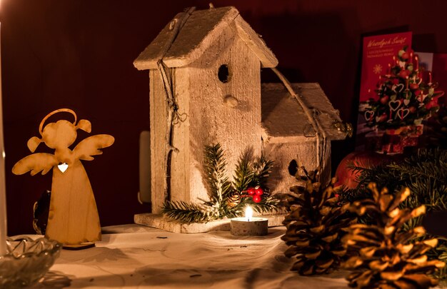 Foto close-up da árvore de natal na mesa