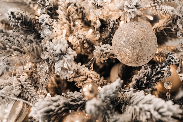 Close-up da árvore de Natal. Na véspera de Ano Novo, uma árvore de Natal decorada e coberta de neve.