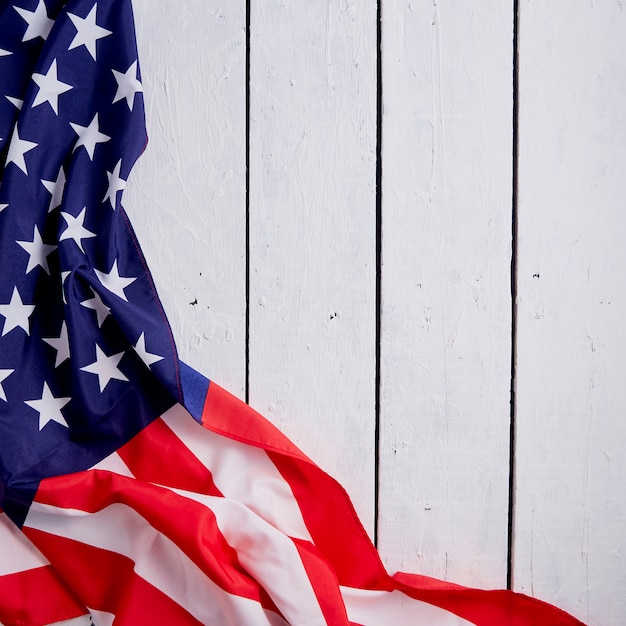 Foto close-up da bandeira americana na mesa