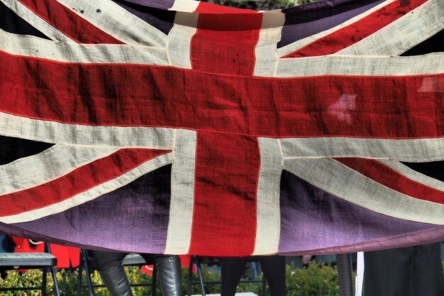 Foto close-up da bandeira britânica com pessoas ao fundo