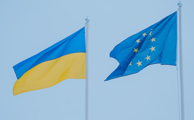 Close-up da bandeira da Ucrânia e da UE