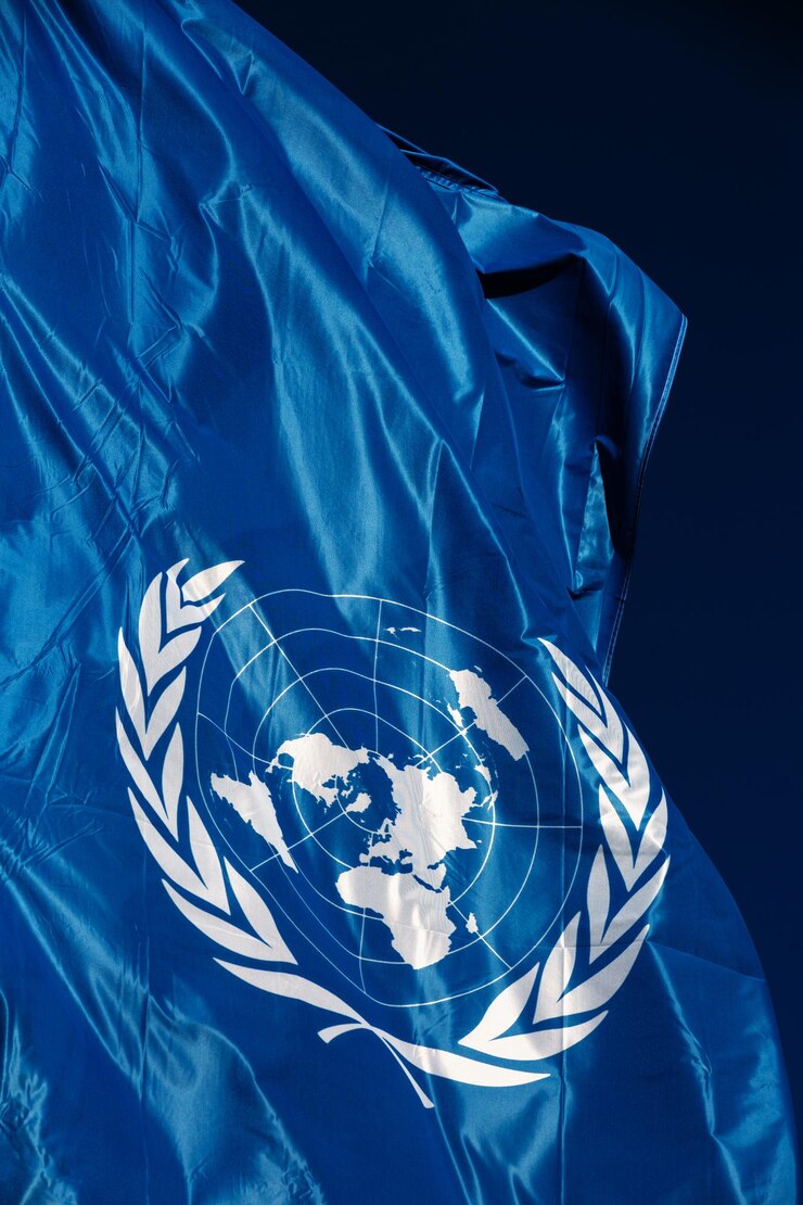 Foto close-up da bandeira das nações unidas contra fundo preto