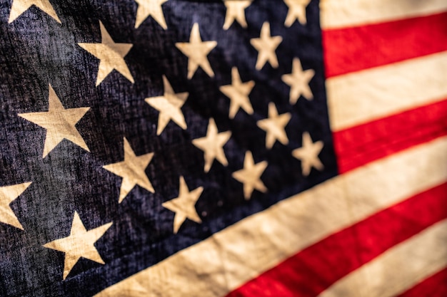 Close-up da bandeira dos Estados Unidos da América em estilo retro quente e luz de fundo foco seletivo 4 de julho
