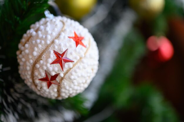 Close-up da bola branca pendurada na árvore de Natal