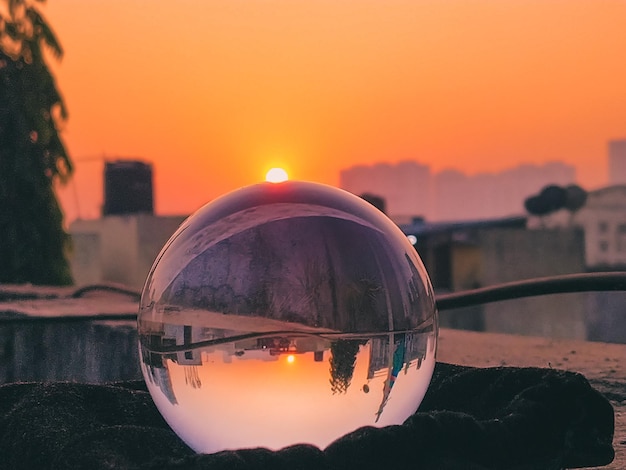 Foto close-up da bola de cristal durante o nascer do sol