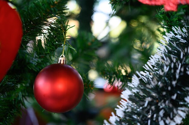 Close-up da bola vermelha pendurada na árvore de Natal