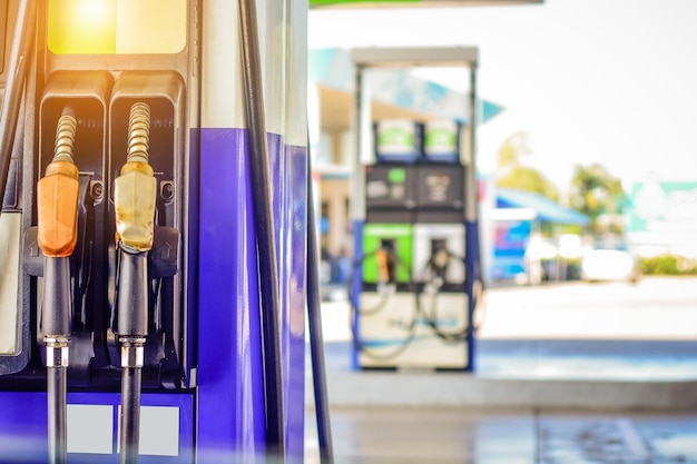 Foto close-up da bomba de combustível na estação de gasolina