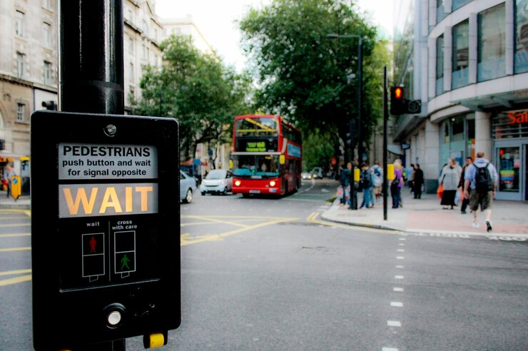 Foto close-up da caixa de controle de pedestres no poste por rua na cidade