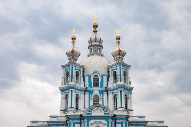 Close-up da Catedral de Smolny em um dia nublado à tarde. Centro de paisagem urbana única São Petersburgo. Cidade de pontos históricos centrais. Principais locais turísticos na Rússia. Império Russo da Capital