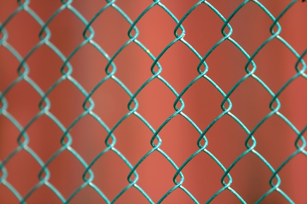 Close-up da cerca de arame de ferro preto geométrico simples pintado isolado ferro metálico